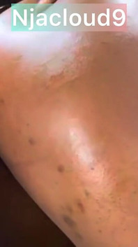 Une fille cuivrée et mince a pris soin de ma bite pour un travail