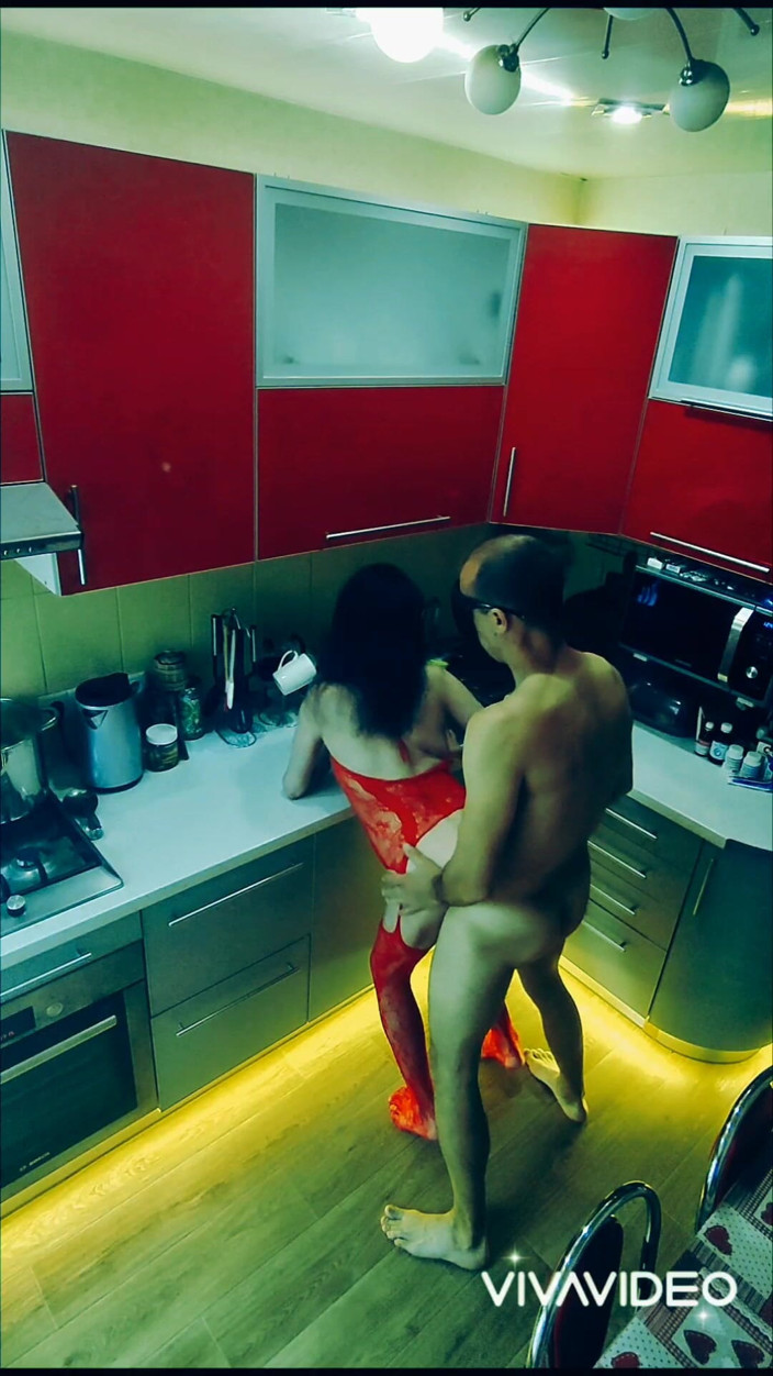 Hotlia: 모든 체위로 부엌에서 따먹히는 에로 바디수트를 입은 아름다운 날씬한 마누라