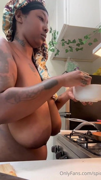 Ebenholz mit dickem hintern in der küche beim kochen nackt
