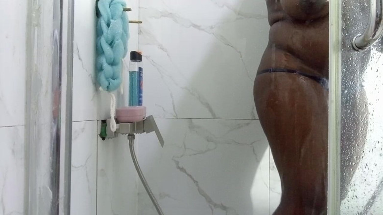 BMCs: Mi stanno scopando in bagno, quell'uomo mio non mi lascia,...