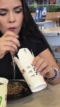 DIE GROSSE LATINA-MILF NIMMT MICH MIT ZU IHRER WOHNUNG, NACHDEM ICH SIE ENTDECKT HABE! - Pornografie auf Spanisch
