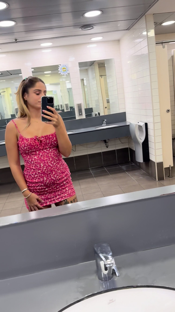 MollyLollyG: Italienischer Webcam-star Blondine 18 Masturbiert Im Kino Und Squirtet Auf Die...