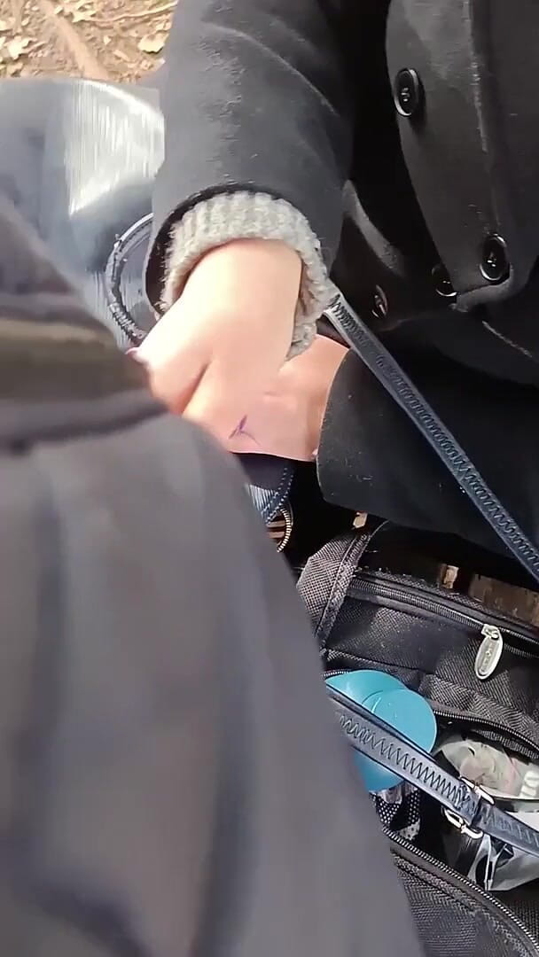 Asisa_oz: Ho giocato con un grosso cazzo fuori nel parco, ho...
