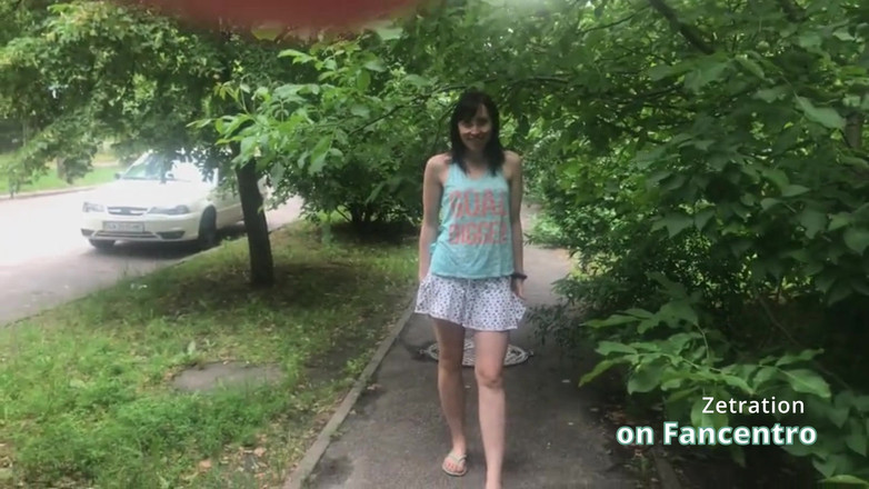 Zetration: 팬티 없이 공원에서 장난치는 화려한 갈색 머리!