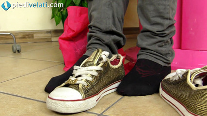 Foot Fetish HD: Sexy brunetka teen škádlí každého svýma krásnýma nohama