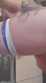 Het solo knull med anal plug