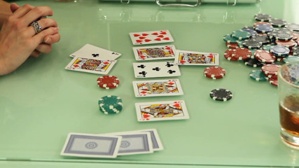 Miami Reality: Žhavý lesbický sex po house party poker se dvěma nadrženými...