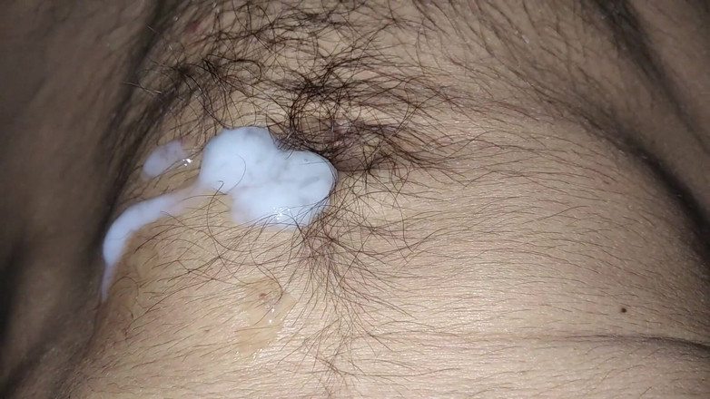 Elvissc: Deze enorme speelse pik zit erg strak in zijn broek...