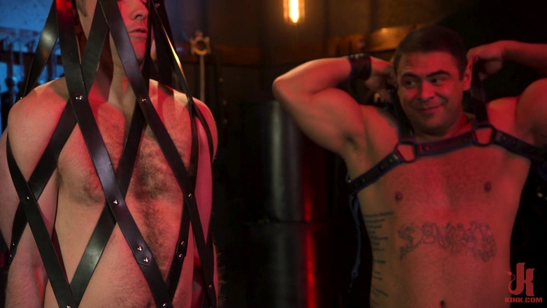 Kinky Bites Gay: La perra inferior Draven Navarro tira de rango de Alex...