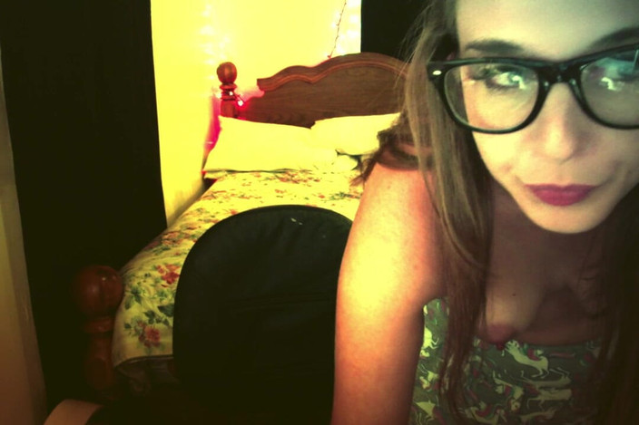 Alli Anderson: 赤裸上身的女郎alli戴着眼镜跳舞