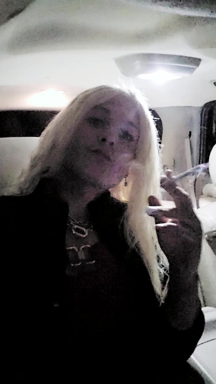 Darkfetish2k: Fumando no carro dos anos 120