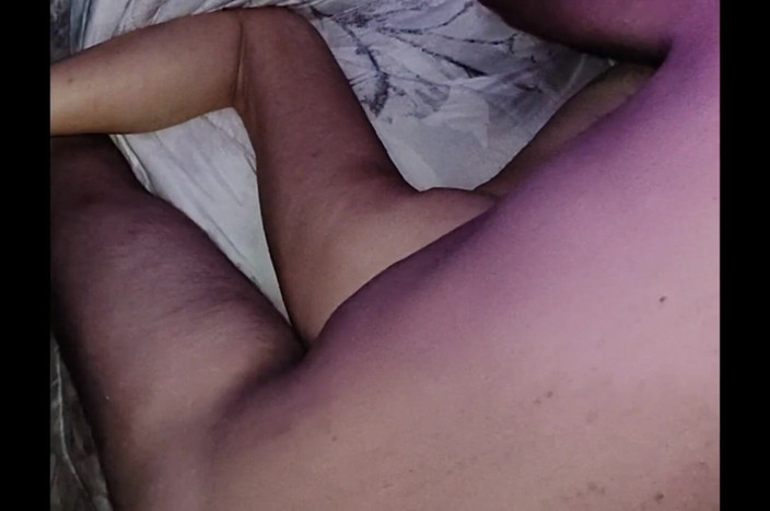 Pussy hound: Zierliche stiefschwester mit fettem arsch nimmt ihren ersten riesigen schwanzärmel