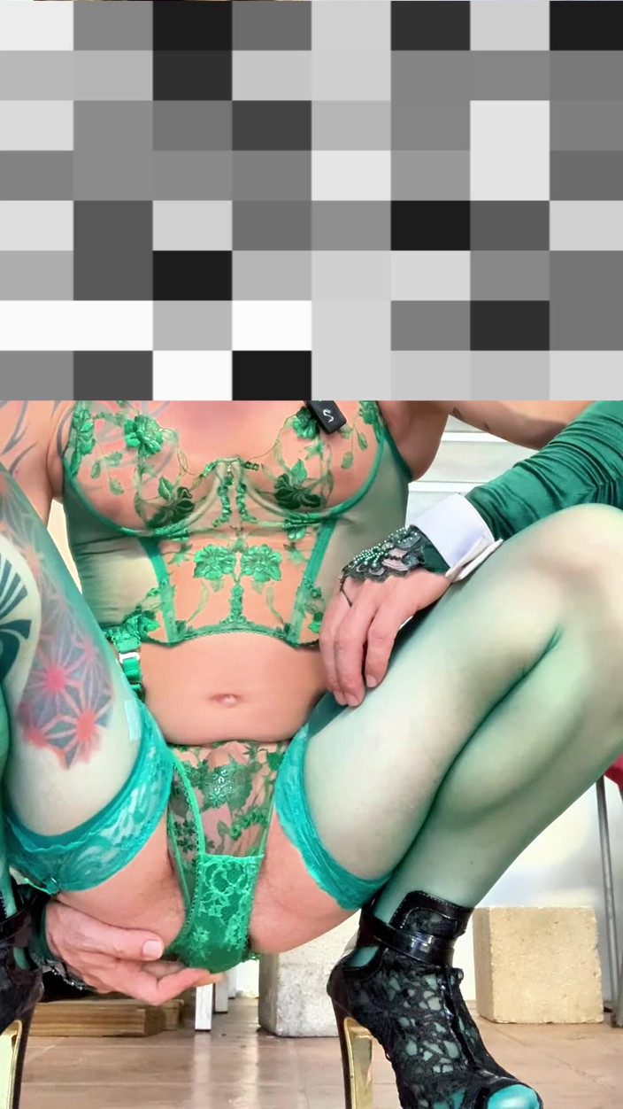 Benito414: Simpatico effeminato molto sexy calza lingerie che mostra le sue...