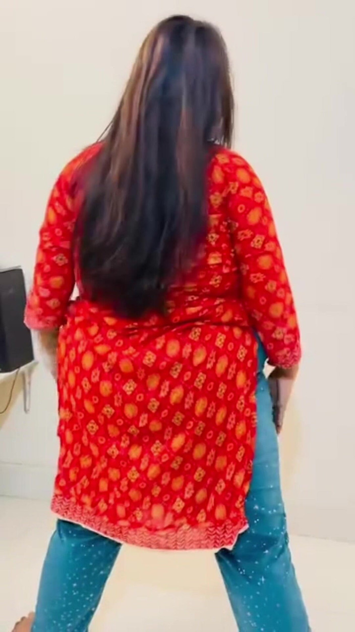 Your Boy's Cum: Індійська дівчина дезі тренується перед зведеним братом