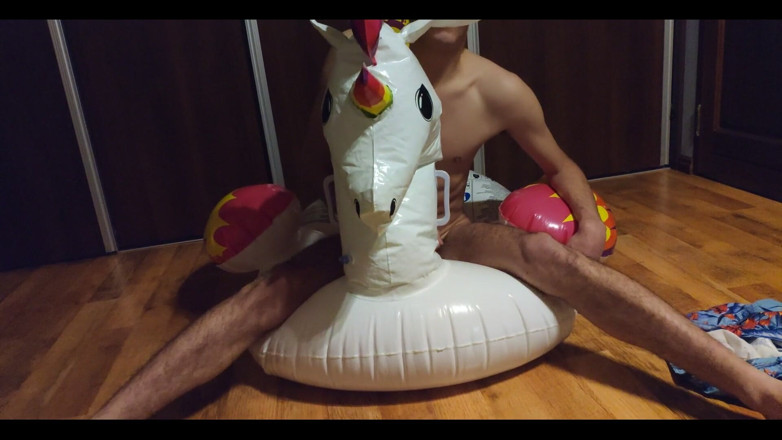 Floatie Boy: Trockener buckel auf meinem aufblasbaren einhorn