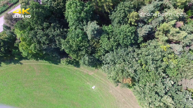 Peaches and Bananas: Nüdist kız mastürbasyon yapıyor. Drone tarafından çekildi