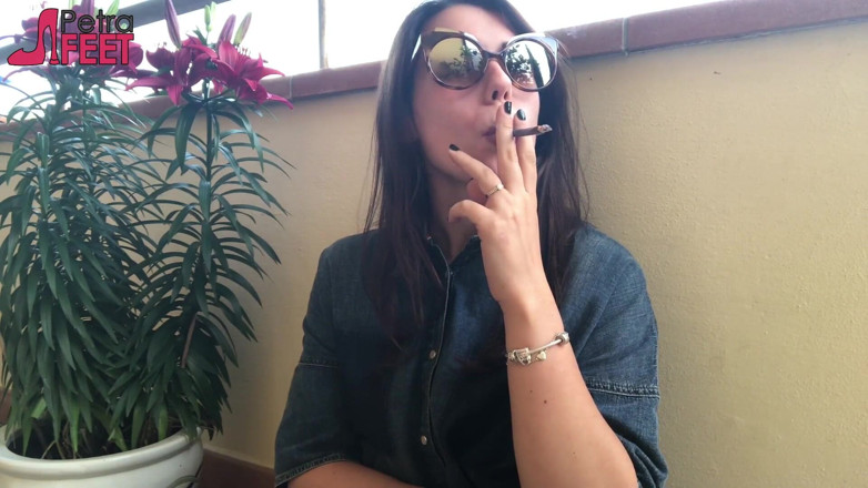 Smokin Fetish: वह आउटडोर धूम्रपान पसंद करती है