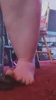 puraane Bakelite Pedal ke saath nange pair ki silaee