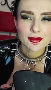 Latexhure frisst dein sperma aus ihren stiefeln