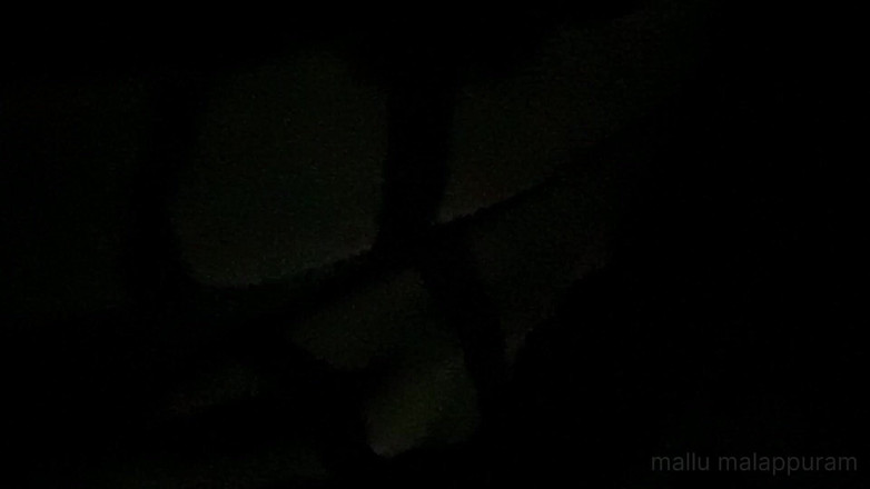 Mallu_Malappuram: 이웃 핑거링 Mallu 무슬림 아줌마 도로에서 차를 운전하는 동안, Malappuram, Kerala 야외