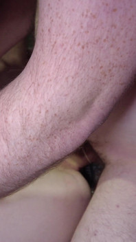 Seksowna blondynka nastolatka i napalona milf uwielbiają Twardy Gangbang