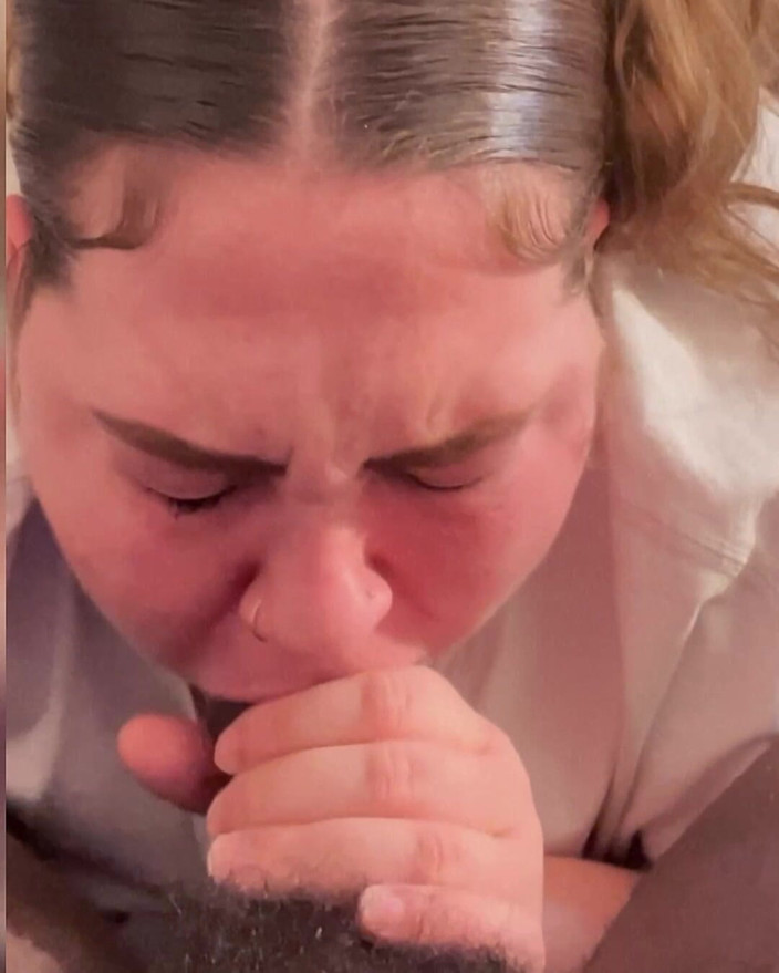 TrotzillaTheGod: Üvey kız kardeşim beni emiyor eski sevgilim bana aptal fahişe...