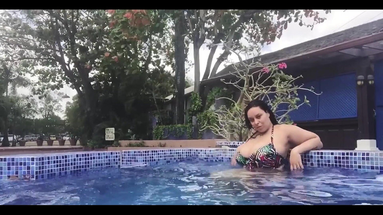 Anastasia Lux: Tonton Saya Menikmati Diri Saya Di Kolam Memakai Bikini