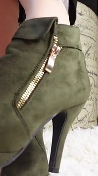 Ich liebe es, wie booties auf meine zierlichen Größe 6 Füße aussehen nicht sie. Ich weiß, dass du es tust, du bist komplett nach hinternsüchtig