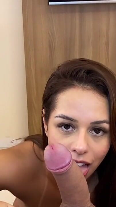 Morena hot wife: Mengisap Lezat dan Menerima Sperma di Mulut - Blowjob