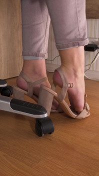 Underdesk fußanbetung im büro necken