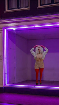 Juggsy в порно палаці гарячих дівчат