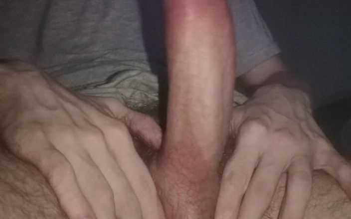 Jeddrew: Acaricio mi polla debajo de mi camisa y me corro...