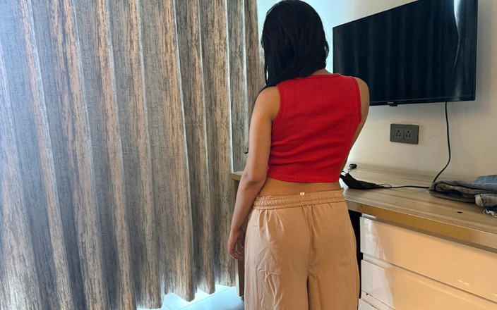 wildDesipair: Ho spinto la compagna di stanza a fare sesso.