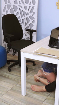 Meus colegas de trabalho me assistem fazendo sexo com o chefe da namorada