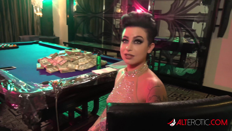 Alt Erotic: Sascha 따먹기 전에 문신을 한 Adriana Lynn 문신