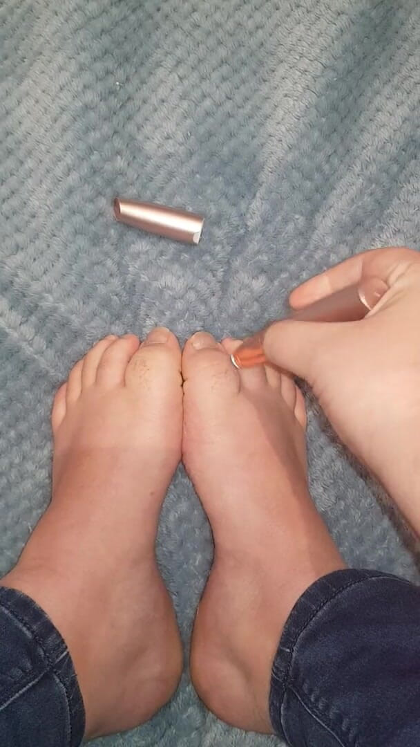Faith's Feet Fetish: Fetiș cu picioare cu credință - îmi rad degetele de la picioare