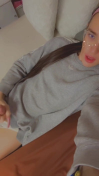 Roztomilý Femboy čeká na tátu, až přijde domů, stříká a hraje si se zadkem a čůrákem