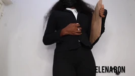 Negra professora fode uma aluna em classe