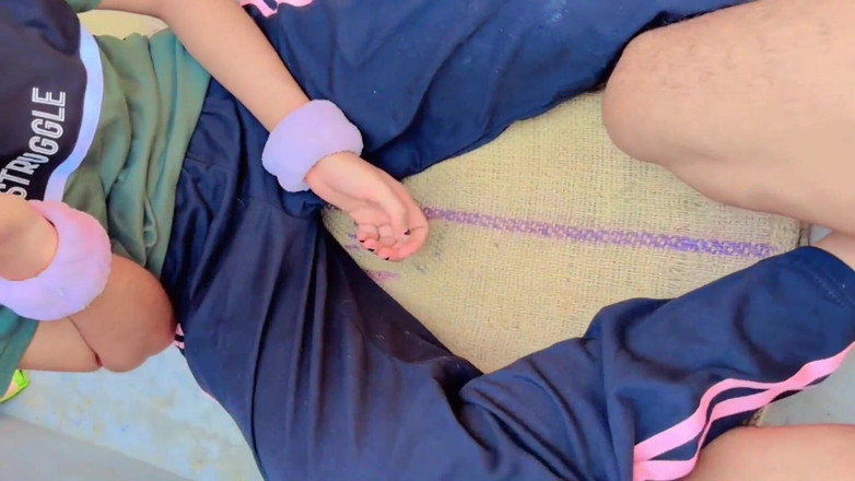 Rajiya: Une villageoise desi à la chatte étroite