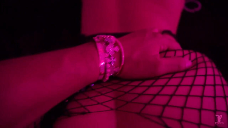 Teddy Tarantino: Latinskoamerická striptérka Kiki Klout je vyzvednuta na čerpací stanici Broward milionářem...