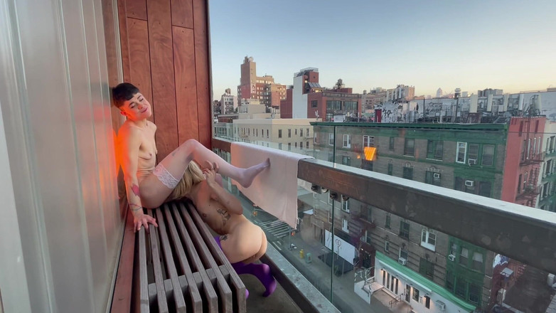 Magenta Lexx: Louco orgasmo público na varanda de Highrise