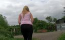 German Amateur: Mamă sexy blondă din Marea Britanie se pișă în aer liber