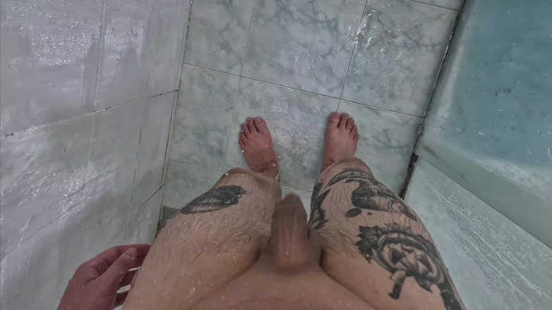 Lkdick8: O pulă mică face un duș