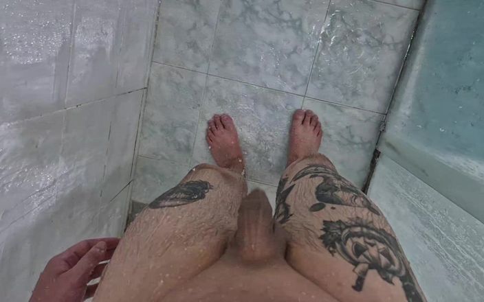Lkdick8: Küçük yarak duş alıyor