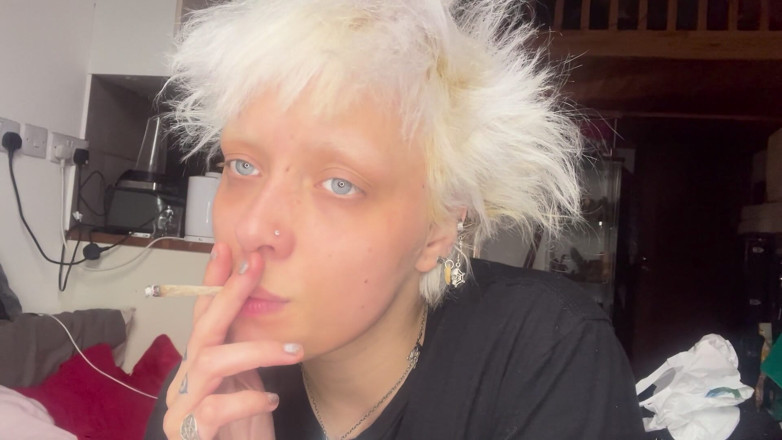 Glitterqueen1999: 3 nouvelles vidéos de fumer seins nus