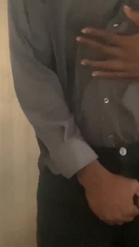 Cewek sange ini ngentot penggemarnya sampai kencing di lantai!