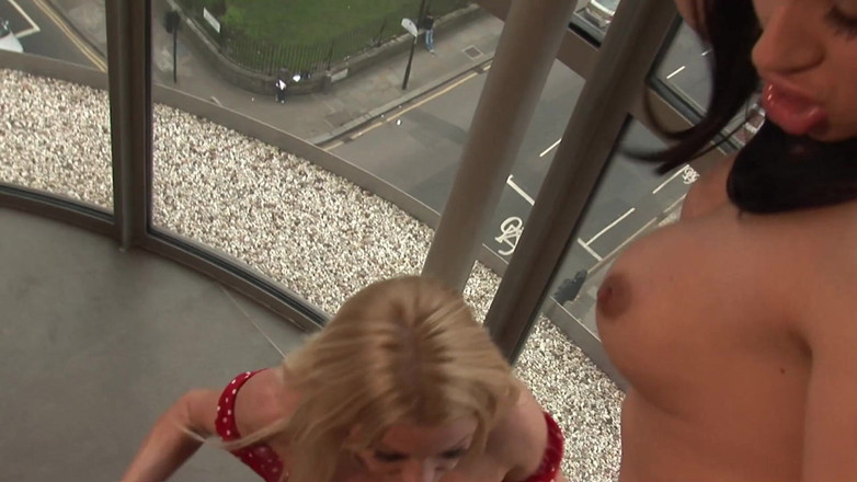 Perv Milfs n Teens: Si blonde bertetek besar dan rakan si rambut coklatnya bekerjasama...