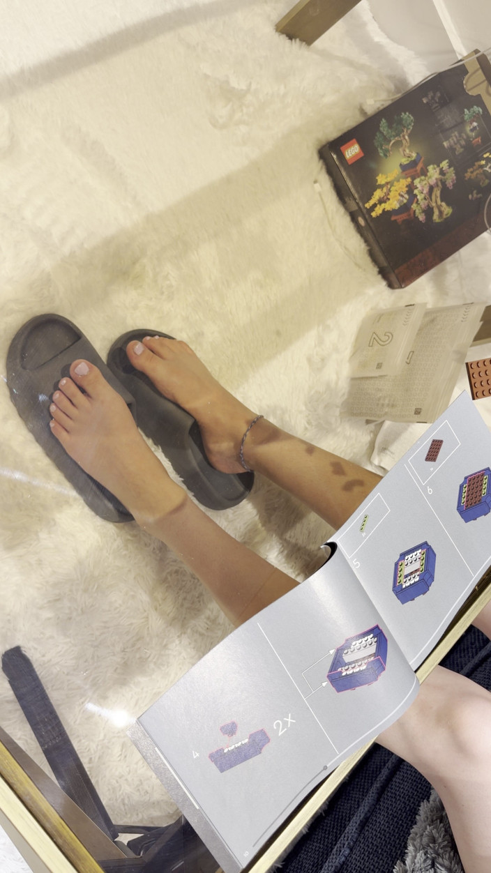ScarletXoXo: Mis pies muestran mientras hago lego