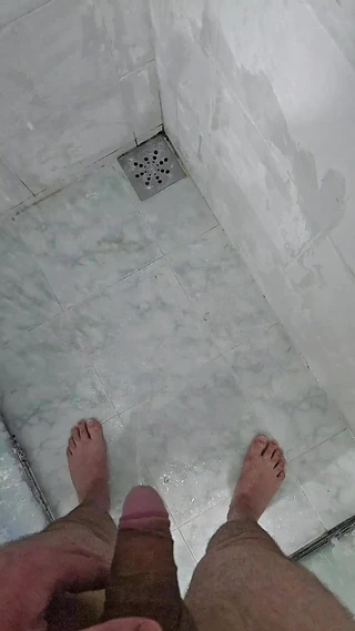 Orinar en la ducha 1