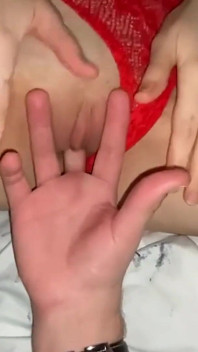 J’ai acheté une nouvelle lingerie rouge pour cette nuit et chevauche sa bite avec mon cul étroit